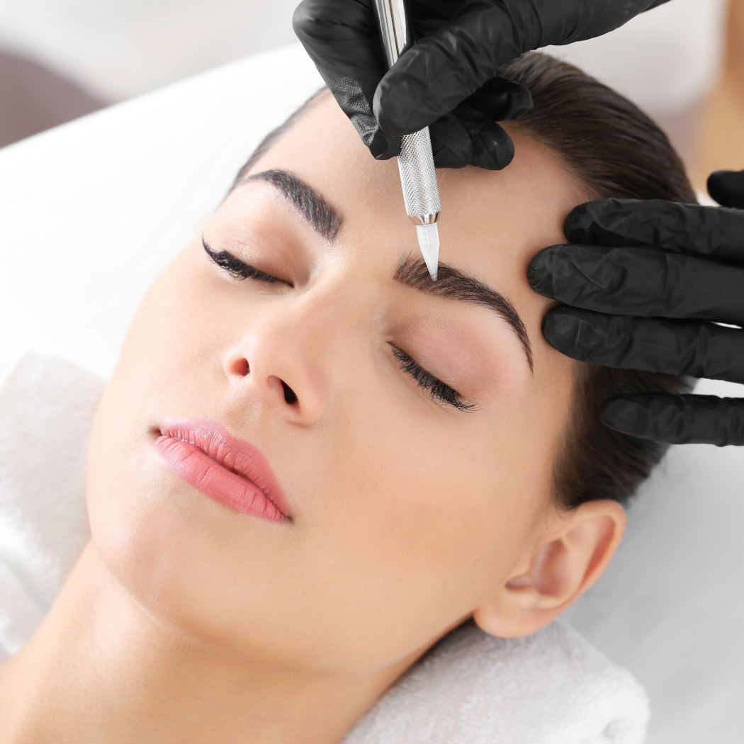 Najlepsze zabiegi na brwi. Sprawdź TOP 6 zabiegów na piękne brwi do zrobienia u kosmetyczki i w domu